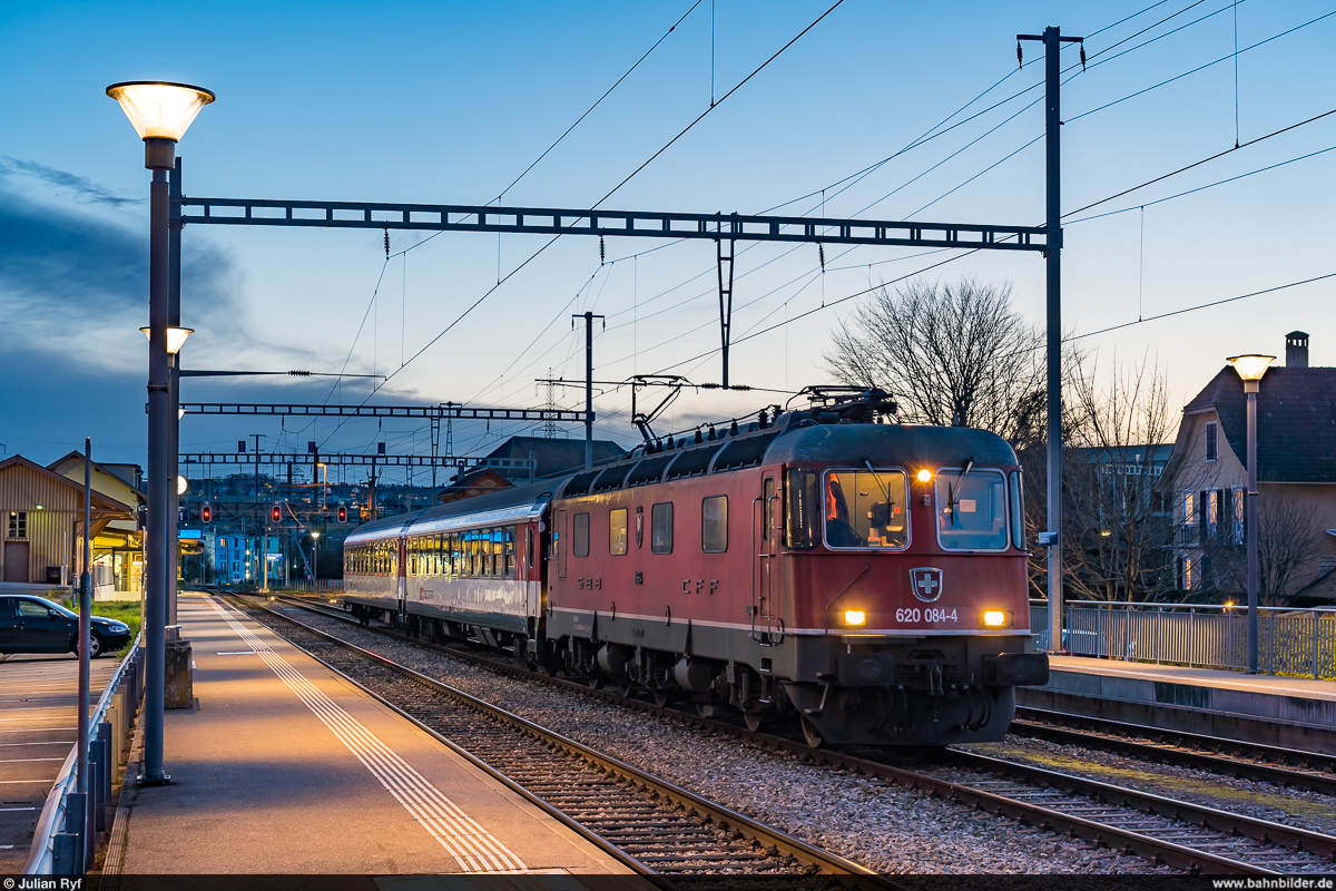 SBBC Re 620 084 / Kerzers, 27. November 2021<br>
Leermaterialgüterzug Murten - Bern