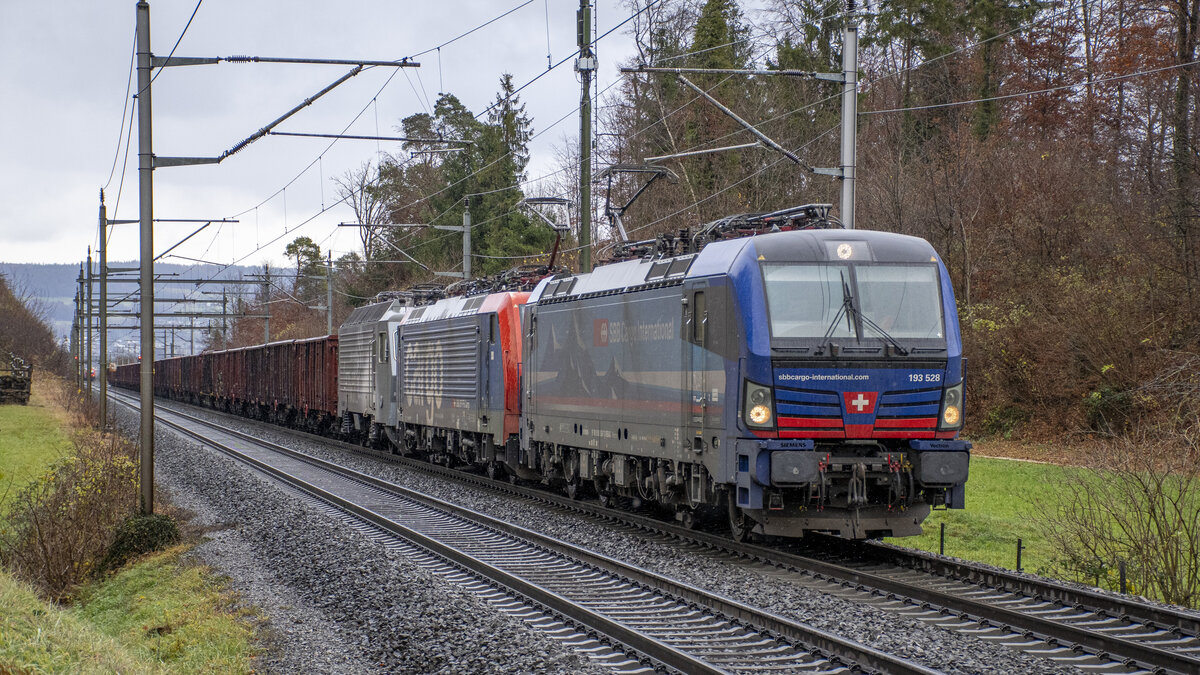 SBBCI 193 528  Mosel  und 474 013 retteten auf dem Weg zurück in den Tessin noch schnell einen liegen gebliebenen Rübenzug (bespannt mit Re 446 017-6) und zogen ihn weiter nach Frick AG. Von dort ging es dann geplant wieder als Lokzug in Richtung Süden. Aufgenommen in Villnachern AG (CH) am 27.11.2021.