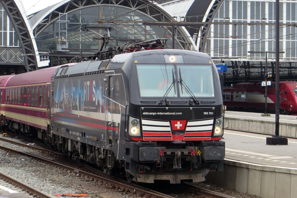 SBBCI 193 701 steht mit ein nachtzug am 22 Jänner 2022 in Amsterdam Centraal.