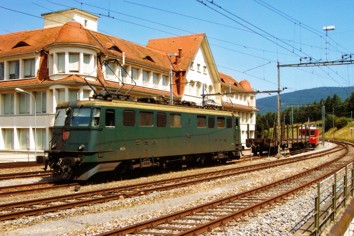 SBB/CJ: Güterwagenübernahme von der normalen auf die schmale Spur in Tavannes am 27. Juli 2006. Die Ae 6/6 von der SBB sowie der ABef 4/4 von der CJ, ehemals RhB Chur-Arosa, wurden längst ausgemustert und verschrottet.
Foto: Walter Ruetsch
