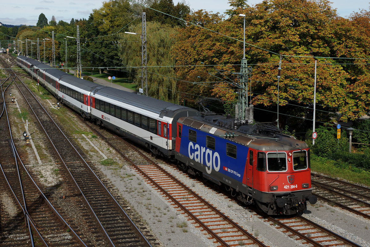 SBB/DB: Am 6. Oktober 2016 konnte die Re 421 394-8 mit einem EC Zürich HB-München HB auf dem Lindaudamm bei herrlichem Herbstwetter fotografiert werden. Im Kopfbahnhof Lindau werden die SBB-Wagen für die Weiterfahrt nach München von einer DB Doppeltraktion der BR 218 übernommen, die bald durch die BR 245 verdrängt werden soll.
Foto: Walter Ruetsch   