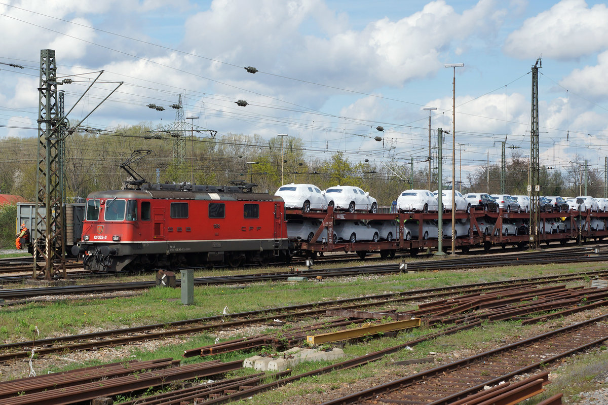 SBB/DB: Autozug auf der Fahrt in den Süden mit der Re 430 363-2 in Weil am Rhein am 14. April 2016.
Foto: Walter Ruetsch