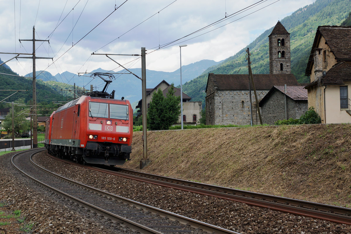 SBB/DB: Ein Doppelpaket der BR 185 mit einem Güterzug bei Giornico auf der Fahrt in den Süden am 28. Juli 2016. An der Spitze dieses Zuges war die 185 109- eingereiht.
Foto: Walter Ruetsch
