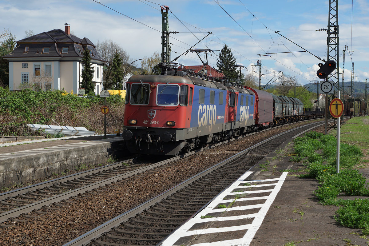 SBB/DB: Nordwärts fahrender Güterzug mit Doppeltraktion Re 421 von SBB CARGO bei Haltingen am 14. April 2016. An der Spitze dieses Güterzuges war die 421 393-0 eingereiht.
Foto: Walter Ruetsch  
