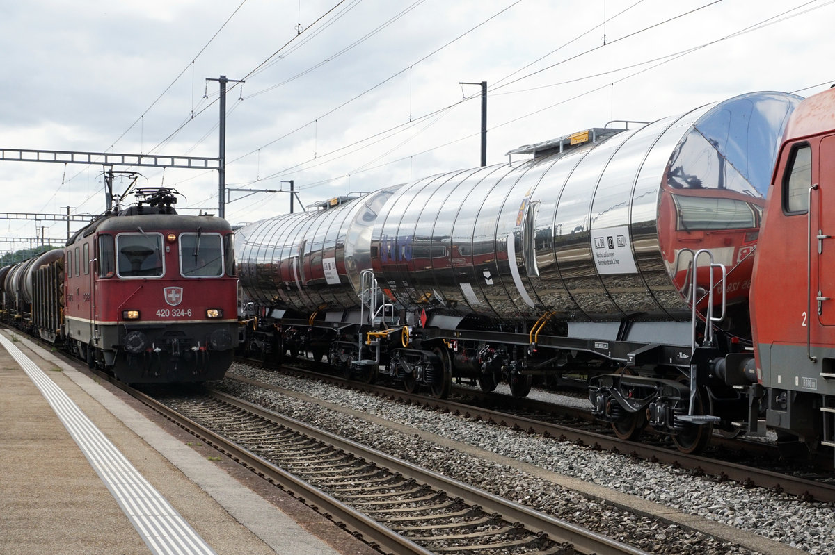 SBB/DB: Während der Überholung durch einen Eilgüterzug mit der Re 420 346-6 spiegelten sich die Lokomotiven von SBB und DB gemeinsam auf dem nigelnagelneuen Kesselwagen. Die Aufnahme entstand in Luterbach-Attisholz am 28. Juli 2017.
Foto: Walter Ruetsch 