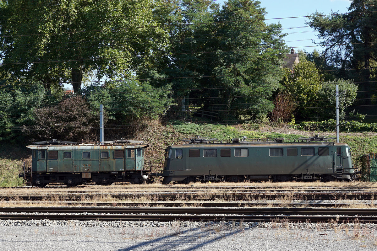 SBB/EBT/SWISSTRAIN: BAHNHOFIMPRESSIONEN PAYERNE VOM 20. September 2017.
Nicht erkennbare Ae 6/6 (ehemals SBB) und Be 4/4 (ehemals EBT) abgestellt bei Bachmann in Payerne.
Foto: Walter Ruetsch