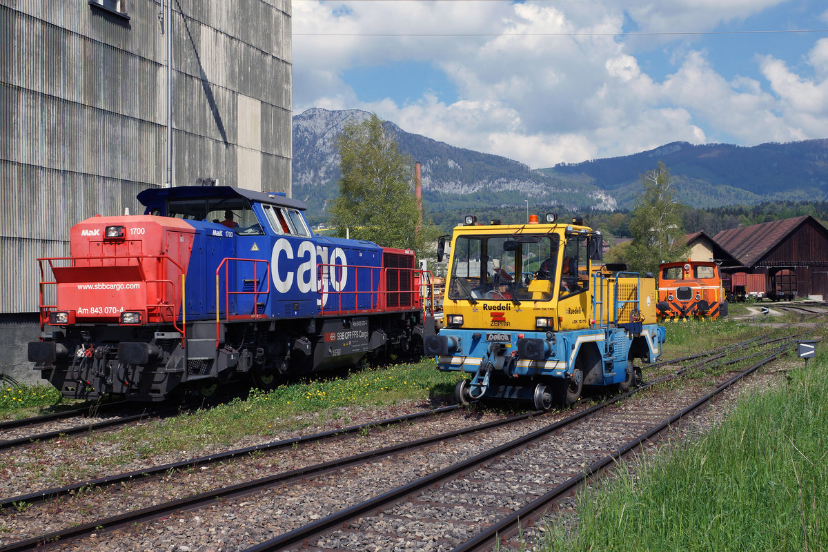 SBB/Industrie: Grossverkehr auf dem ehemaligen Areal der Borregaard in Luterbach am 4. Mai 2016 mit Am 843 070-4, Tm 22 Nr. 95 und Tm 5236 31-9. Diese Aufnahme ist von der Hauptstrasse (Trottoir) aus entstanden. 
Foto: Walter Ruetsch 