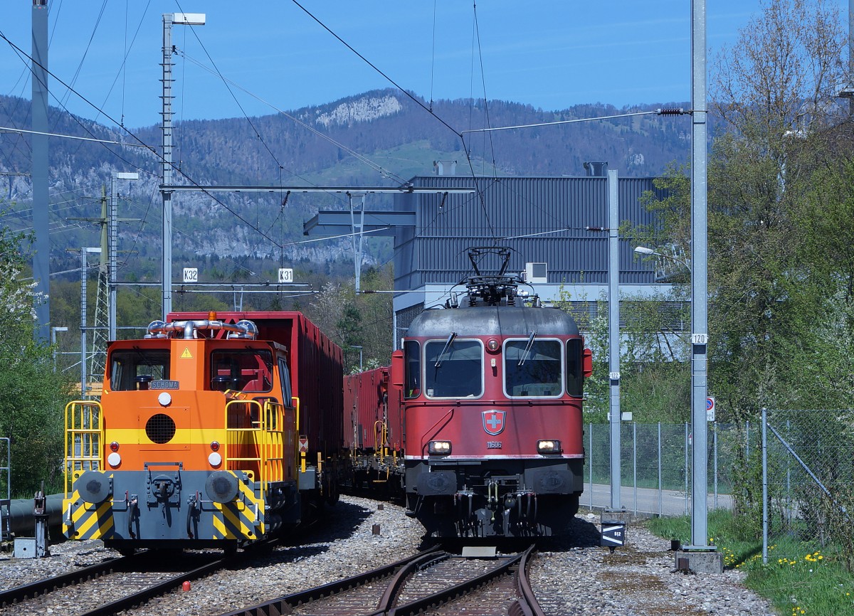 SBB/KEBAG: Zusammentreffen von der Re 6/6 11606  TURGI  und der SCHOEMA-Rangierlok der KEBAG bei der Kehrichtbeseitigung-AG in Zuchwil am 21. April 2015.
Foto: Walter Ruetsch