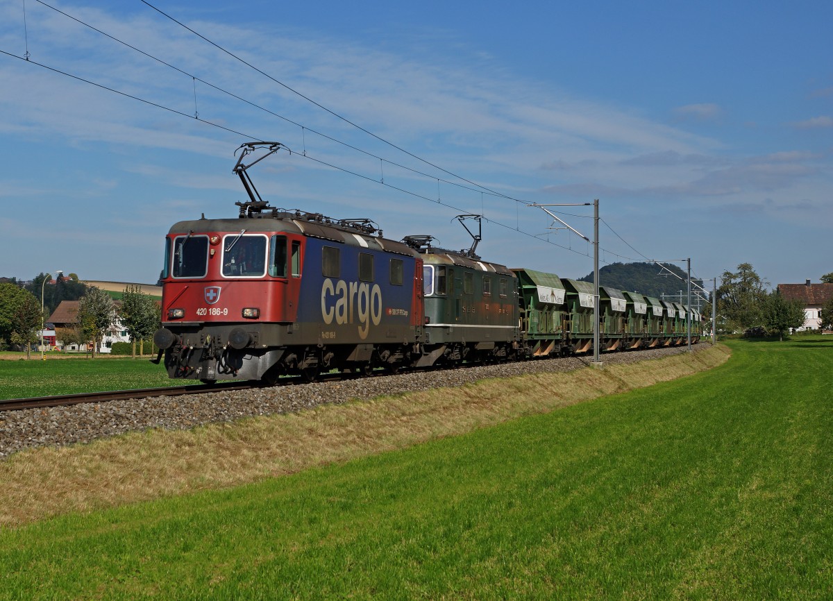 SBB/MAKIES AG: Kieszug mit Doppeltraktion Re 4/4 II bei Gettnau auf der Fahrt in Richtung Langenthal am 29. September 2015. An der Spitze des Zuges ist die Re 420 186-9 eingereiht.
Foto: Walter Ruetsch


