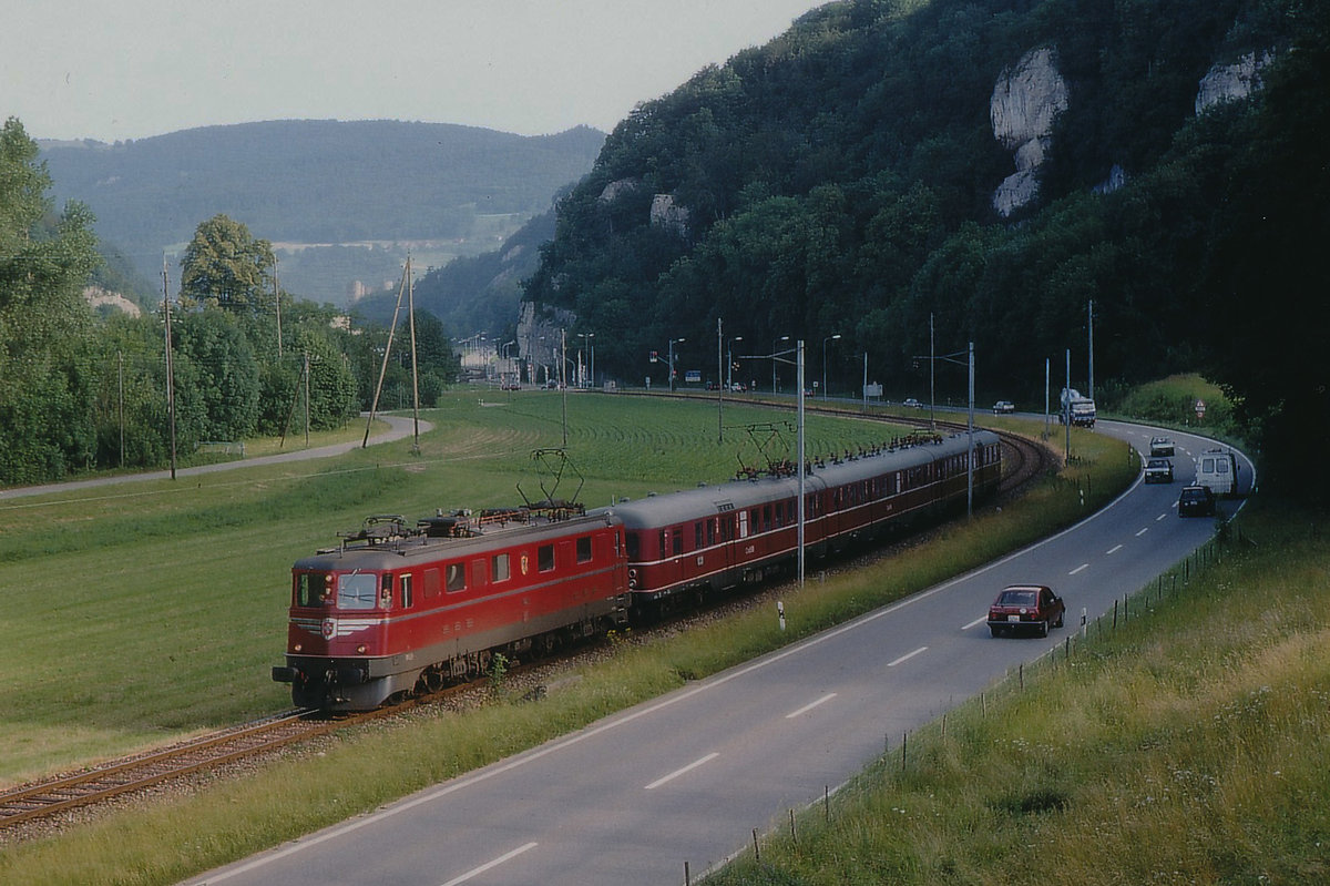 SBB/OeBB: Auf der Fahrt von Balsthal nach Oensingen leistete die Ae 6/6 11425 Genf dem BDe 4/12 204 (1935) ex DB ET 25 Vorspann (August 1990).
Foto: Walter Ruetsch  




