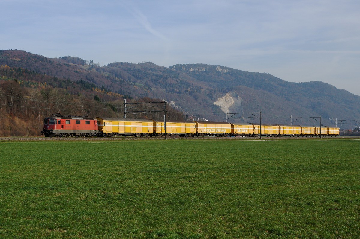 SBB/PTT: Postwagenzug mit einer Re 4/4 II im solothurnischen Gäu am 16. November 2015.
Foto: Walter Ruetsch
