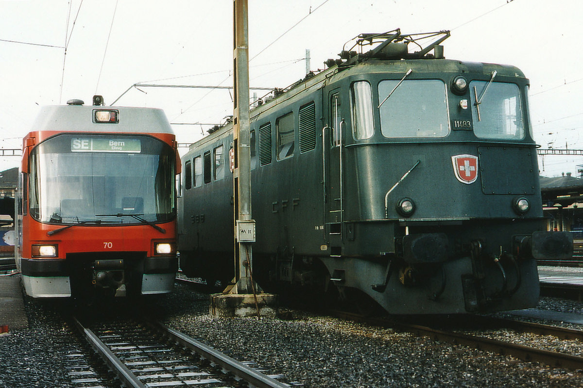 SBB/RBS: Die SBB Ae 6/6 11483  Jura  und der RBS ABe 4/12 70  Grafenried + Jegenstorf  warteten im Jahre 1998 in Solothurn auf den nächsten Einsatz.
Bis zur Gründung des Kantons Jura trug die Ae 6/6 11483 das Wappen Porrentruy.
Foto: Walter Ruetsch  