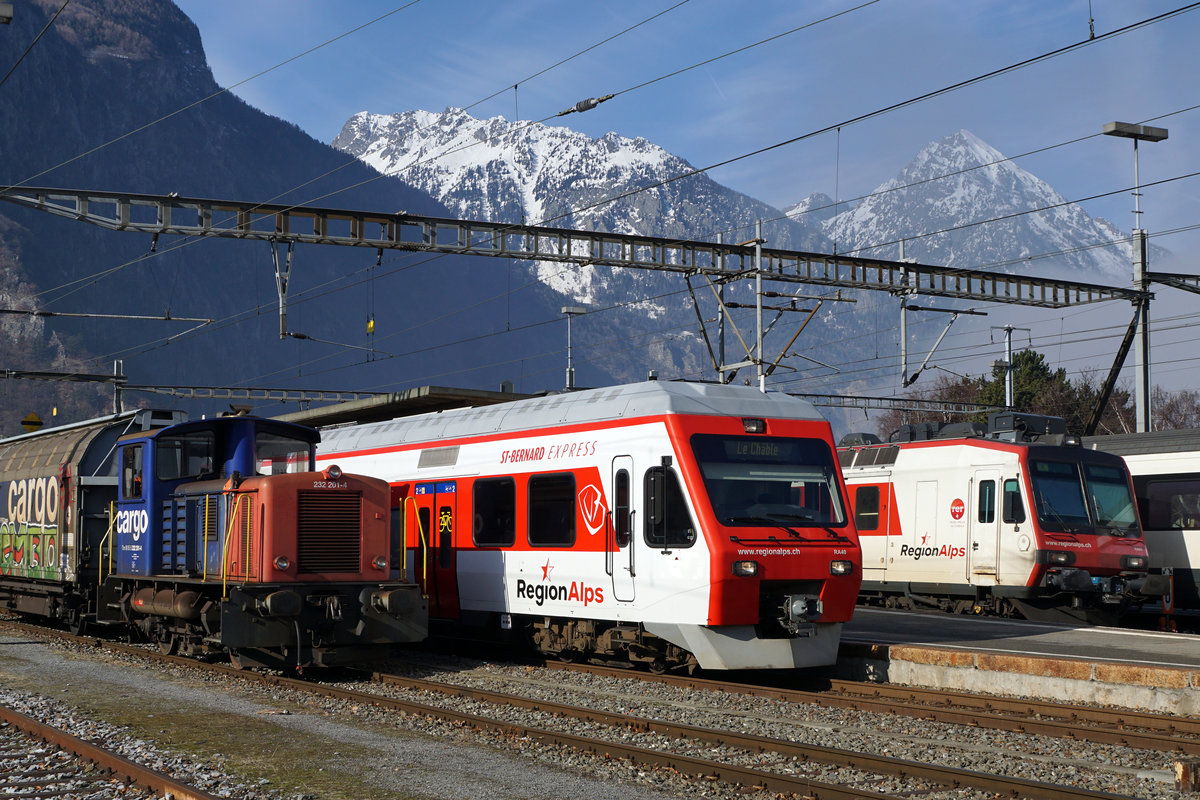 SBB/Region Alps: Ein Stelldichein mit SBB CARGO Tm 98 85 5 232 201-4, RABe 94 85 7525 04-2 und einem RBDe 560 Domino im Bahnhof Martigny am 30. Januar 2018.
Die RABe 525 werden auf den Strecken nach Orsières und Le Châble eingesetzt. Die RBDe 560 verkehren zwishen St.-Gingolph und Brig im Regionalverkehr.
Foto: Walter Ruetsch 