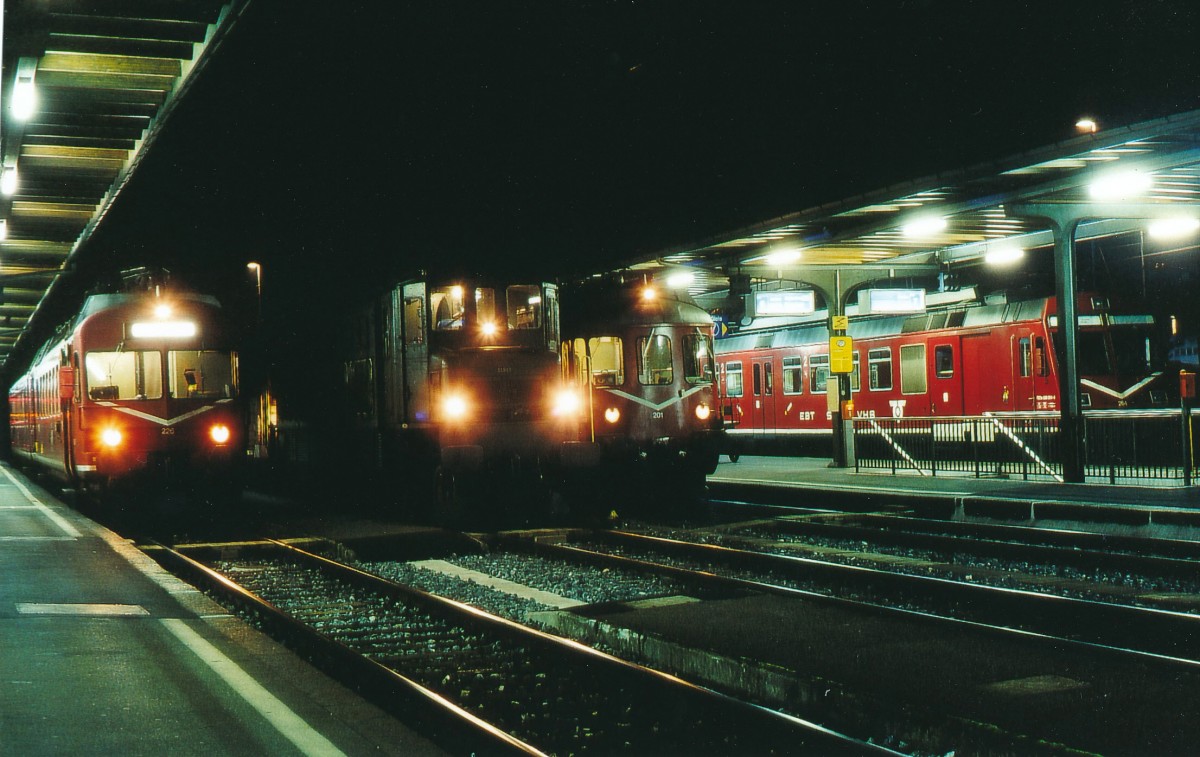 SBB/RM: Abendstimmung in Solothurn-HB im Oktober 1995 mit Ae 4/7, RBDe 566 (220-227), BDe 4/4 II 201 und RBDe 566 (228-242).
Foto: Walter Ruetsch
