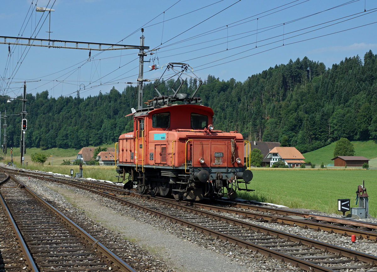 SBB/RUWA AG: Die ehemalige SBB Ee 3/3 16403 mit Baujahr 1944 befindet sich im Privatbesitz der Firma RUWA, Drahtschweisswerk AG Sumiswald. Die von SLM/BBC/MFO/SAAS erbaute 73 jährige Rarität mit Stangenantrieb gelangt auch im Jahre 2017 noch oft auf einem kurzen Abschnitt der am 29. Mai 1994 auf Busbetrieb umgestellten VHB Strecke Sumiswald-Grünen - Wasen zum Einsatz für die Zu- und Abfuhr der RUWA AG. Auf dieser Strecke verkehren nur noch selten Museumszüge von VHE und DBB.
Die Ee 3/3 16403 auf Rangierfahrt in Sumiswald-Grünen am 19. Juni 2017. 
Foto: Walter Ruetsch  