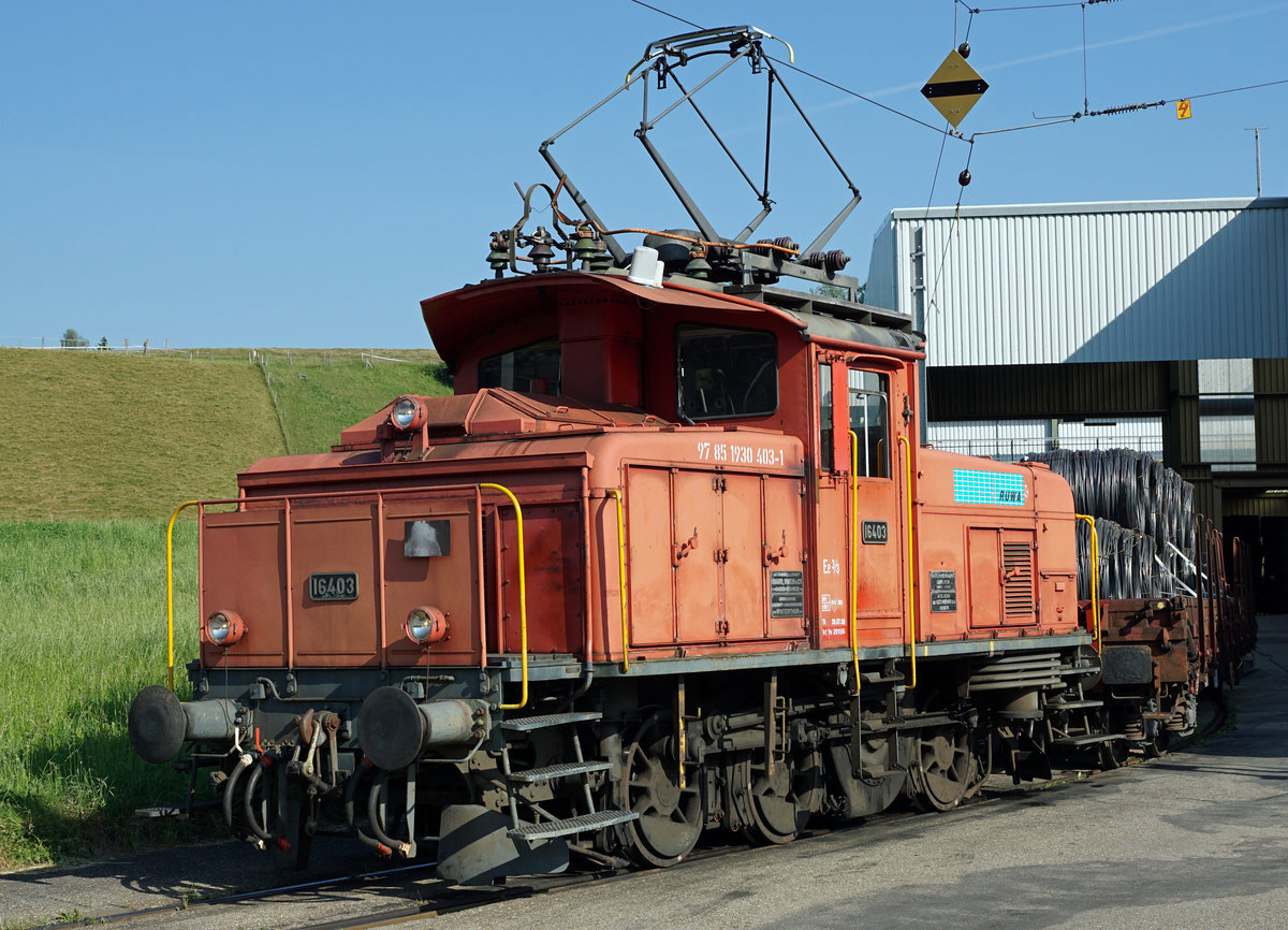 SBB/RUWA AG: Die ehemalige SBB Ee 3/3 16403 mit Baujahr 1944 befindet sich im Privatbesitz der Firma RUWA, Drahtschweisswerk AG Sumiswald. Die von SLM/BBC/MFO/SAAS erbaute 73 jährige Rarität mit Stangenantrieb gelangt auch im Jahre 2017 noch oft auf einem kurzen Abschnitt der am 29. Mai 1994 auf Busbetrieb umgestellten VHB Strecke Sumiswald-Grünen - Wasen zum Einsatz für die Zu- und Abfuhr der RUWA AG. Auf dieser Strecke verkehren nur noch selten Museumszüge von VHE und DBB.
Ee 3/3 16403 auf den nächsten Einsatz bei der RUWA AG Sumiswald am 19. Juni 2017.
Foto: Walter Ruetsch  