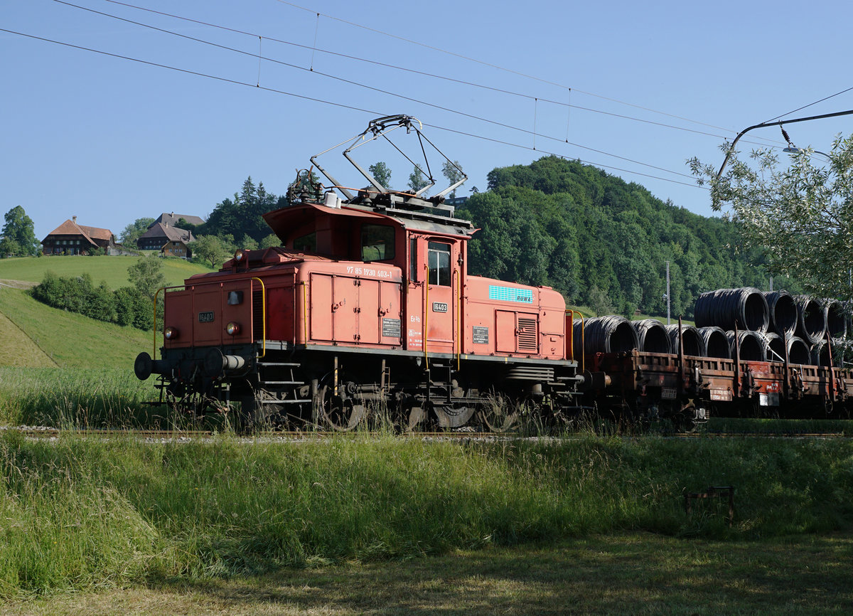 SBB/RUWA AG: Die ehemalige SBB Ee 3/3 16403 mit Baujahr 1944 befindet sich im Privatbesitz der Firma RUWA, Drahtschweisswerk AG Sumiswald. Die von SLM/BBC/MFO/SAAS erbaute 73 jährige Rarität mit Stangenantrieb gelangt auch im Jahre 2017 noch oft auf einem kurzen Abschnitt der am 29. Mai 1994 auf Busbetrieb umgestellten VHB Strecke Sumiswald-Grünen - Wasen zum Einsatz für die Zu- und Abfuhr der RUWA AG. Auf dieser Strecke verkehren nur noch selten Museumszüge von VHE und DBB.
Ee 3/3 16403 auf der Fahrt bei Sumiswald am 19. Juni 2017.
Foto: Walter Ruetsch  