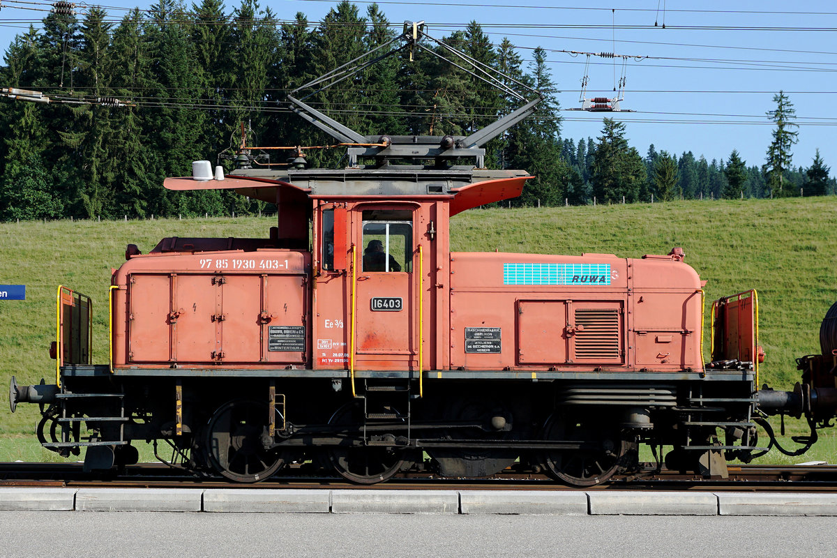 SBB/RUWA AG: Die ehemalige SBB Ee 3/3 16403 mit Baujahr 1944 befindet sich im Privatbesitz der Firma RUWA, Drahtschweisswerk AG Sumiswald. Die von SLM/BBC/MFO/SAAS erbaute 73 jährige Rarität mit Stangenantrieb gelangt auch im Jahre 2017 noch oft auf einem kurzen Abschnitt der am 29. Mai 1994 auf Busbetrieb umgestellten VHB Strecke Sumiswald-Grünen - Wasen zum Einsatz für die Zu- und Abfuhr der RUWA AG. Auf dieser Strecke verkehren nur noch selten Museumszüge von VHE und DBB.
Ee 3/3 16403 in Sumiswald-Grünen am 19. Juni 2017.
Foto: Walter Ruetsch  