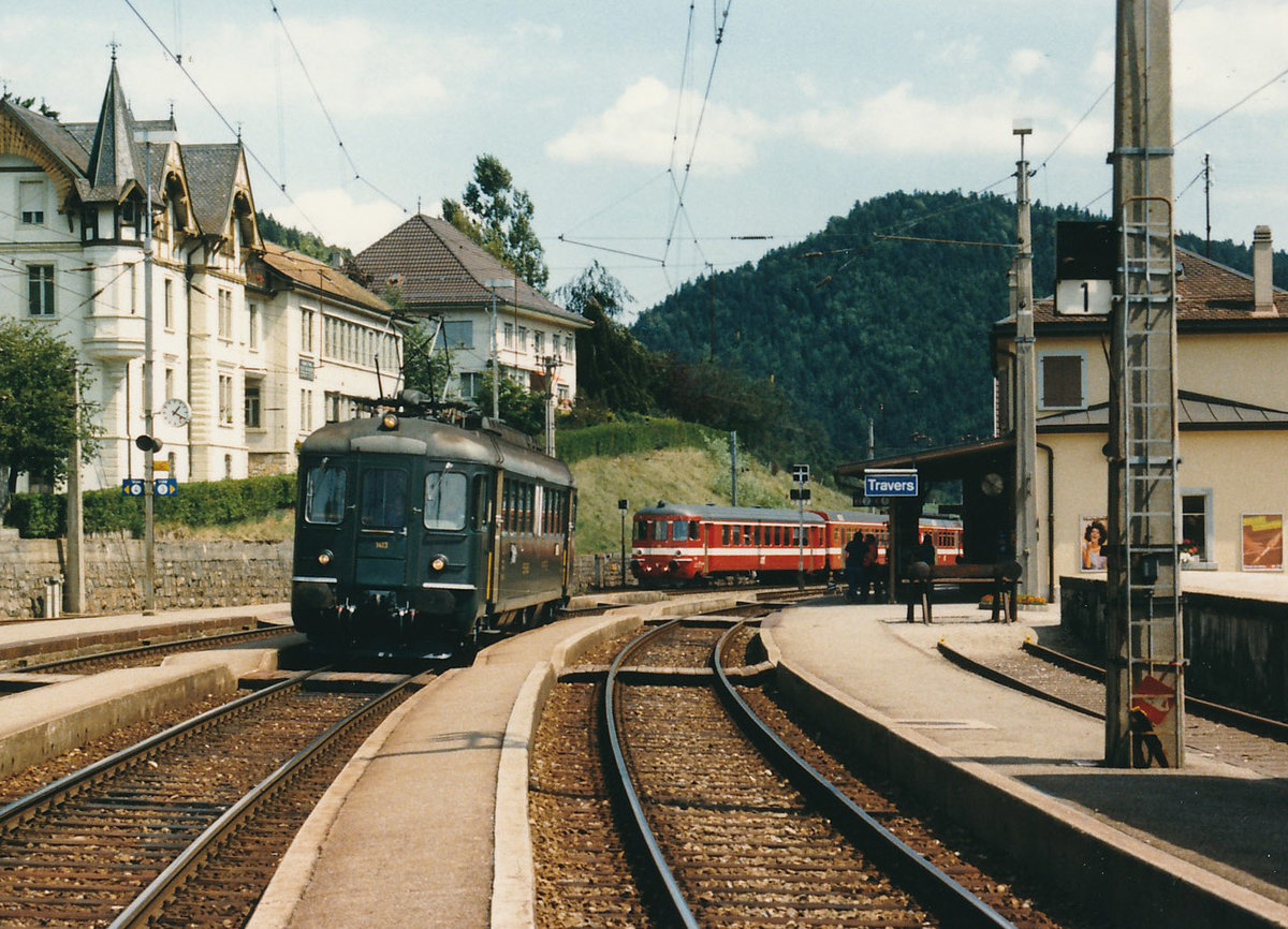 SBB/RVT: Bahnhofszene Travers vom September 1985. Der damals noch tannengrüne SBB RBe 4/4 1413 befand sich auf der Fahrt nach Boveresse, während der RVT-Pendel nach Neuenburg unterwegs ist. Der im Hintergrund erkennbare RVT Steuerwagen leistet auch im Jahre 2017 nach verschiedenen Einsätzen bei GFM und TPF noch wertvolle Dienste bei TRAVYS auf der Strecke Vallorbe-Le Brassus.

Seit dem 1. Januar 2009 gehört Boveresse zusammen mit Buttes, Couvet, Fleurier, Les Bayards, Môtiers, Noiraigue, Saint-Sulpice und Travers zur neuen Gemeinde Val-de-Travers.
Foto: Walter Ruetsch
 