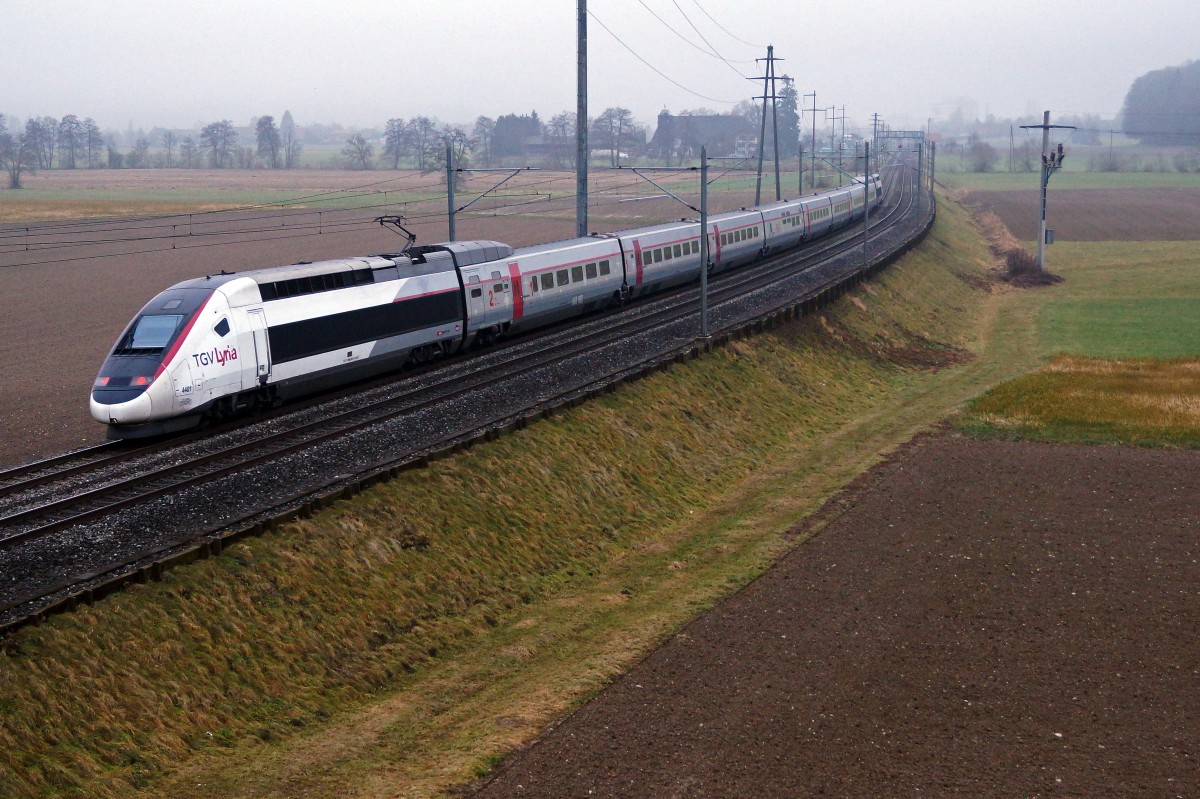 SBB/TGV Lyria: Train à grande vit. auf der Fahrt Bern - Basel - Paris-Gare de Lyon. Die Aufnahme ist am 19. Januar 2014 auf der alten  BUMMELBAHNSTRECKE  Bern - Olten bei Bettenhausen entstanden, wo von einer  granden vitesse  keine Rede sein kann.
Foto: Walter Ruetsch