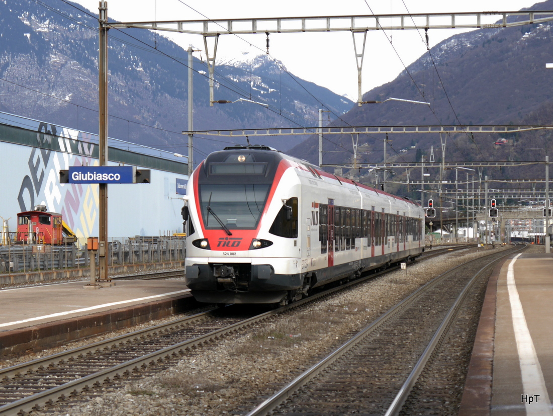 SBB/TILO - Einfahrt des Triebwagen RABe 524 002 im Bahnhof Giubiasco am 27.02.2015