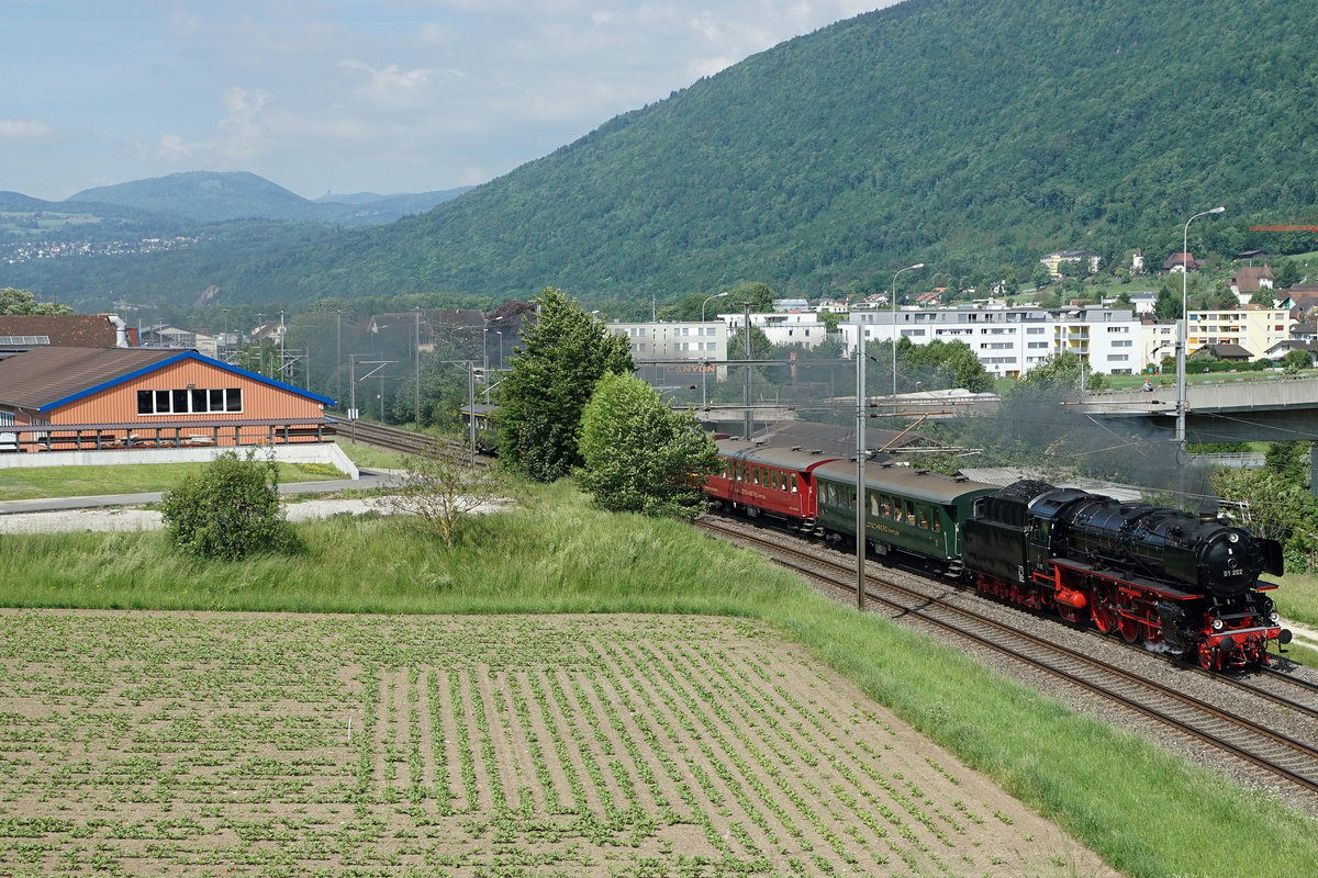SBB/Verein Pacific:
Dampfsonderzug Lyss-Schaffhausen mit der BR 01 202 des Vereins Pacific am Auffahrtstag bei Pieterlen (25. Mai 2017).
Foto: Walter Ruetsch