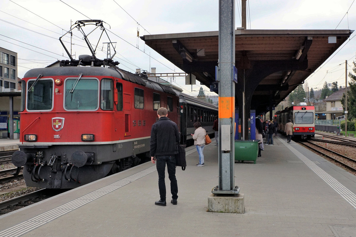 SBB/WB/BLT: Noch treffen sich in Liestal die Spurweiten von 1435 mm und 750 mm.
Diese Aufnahmen der Begegnung zwischen der SBB Re 4/4 II 11115 und einem Regionalzug der Waldenburgerbahn entstand am 9. April 2018.
Foto: Walter Ruetsch