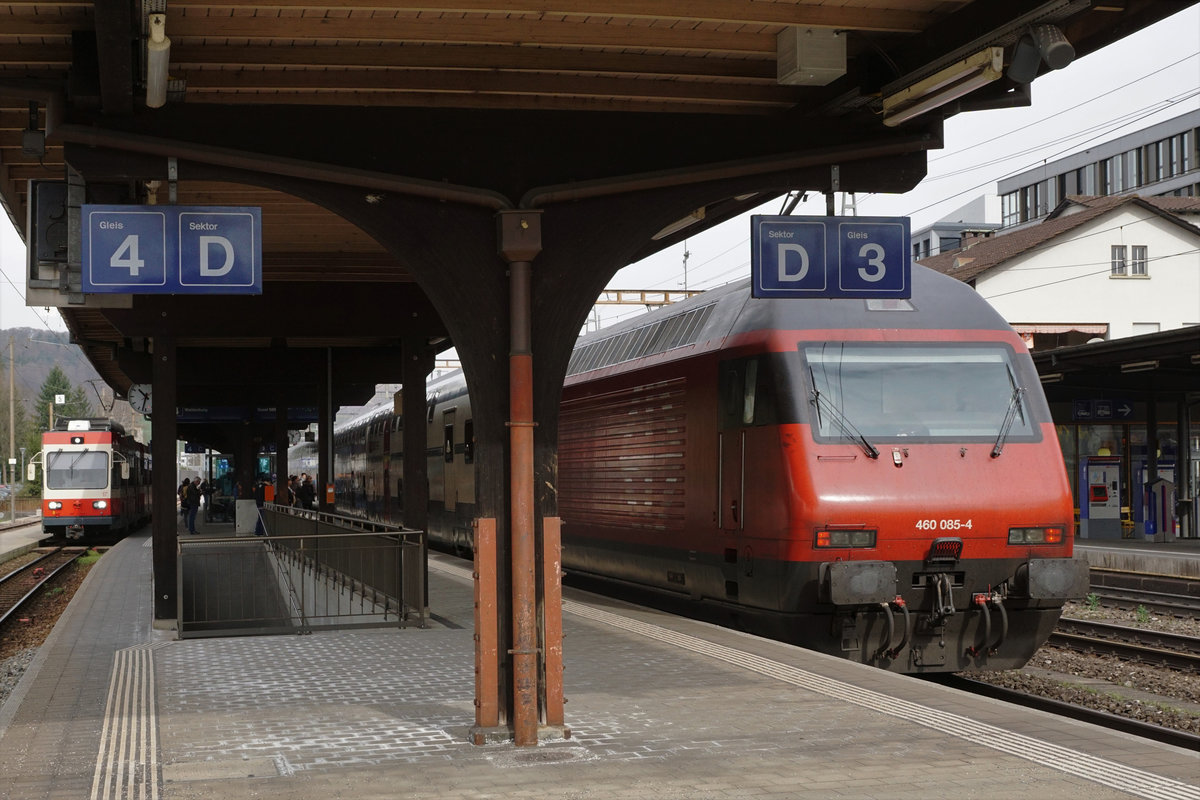 SBB/WB/BLT: Noch treffen sich in Liestal die Spurweiten von 1435 mm und 750 mm.
Diese Aufnahmen der Begegnung zwischen der SBB Re 460 085-4 und einem Regionalzug der Waldenburgerbahn entstand am 9. April 2018.
Foto: Walter Ruetsch