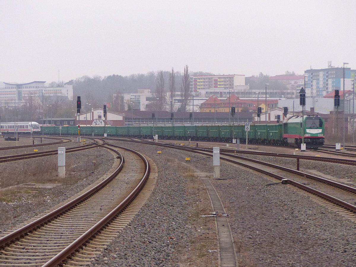 SBW 264 005-0 mit einem Sandzug von Kühnhausen nach Schmirchau, am 24.03.2019 beim pausieren in Gera Hbf. Vom Bahnsteigende aus aufgenommen.