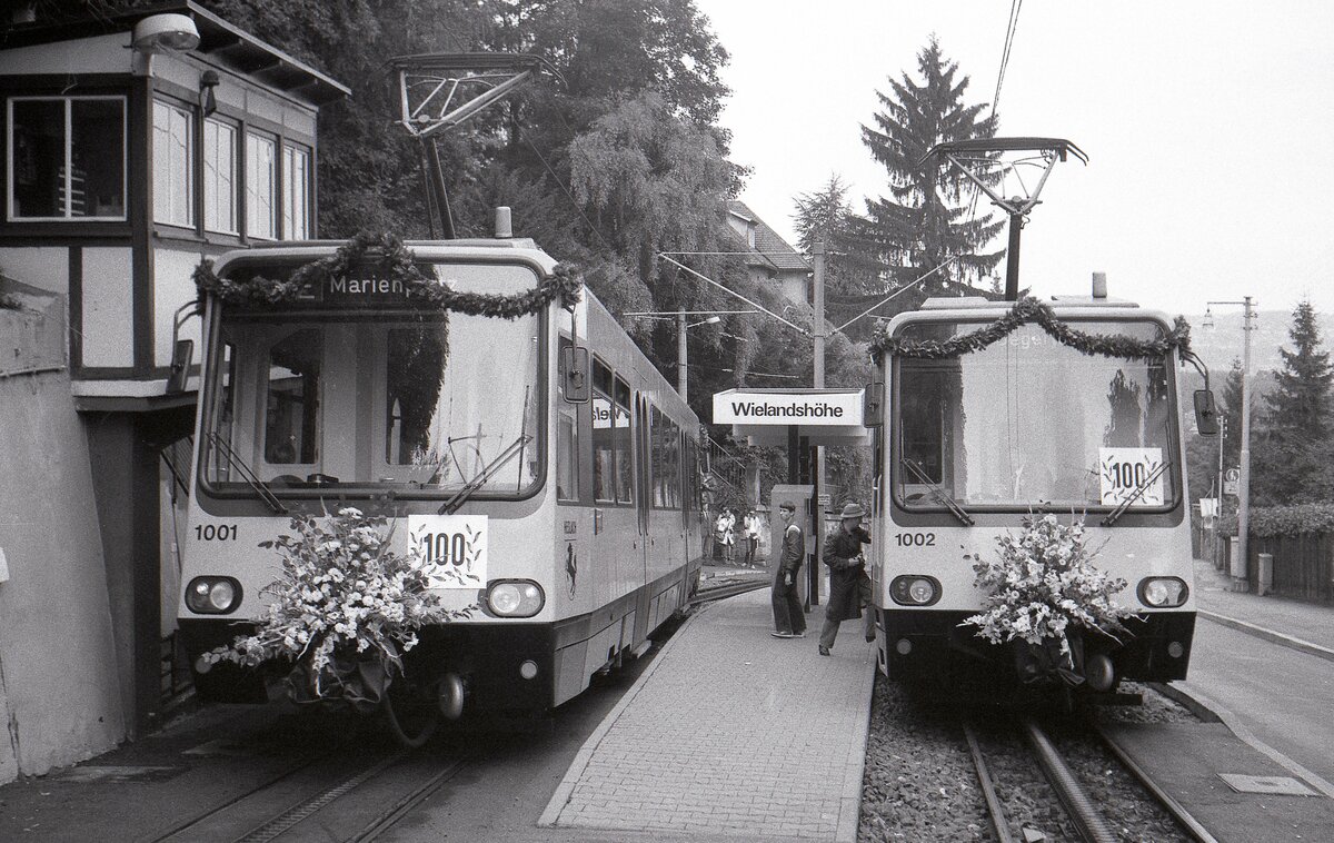 SB__Zahnradbahn__Tw 1001 ('Heslach') und 1002 ('Degerloch') [ZT 4.1; 1982 MAN Nürnberg/SLM Winterthur/AEG Berlin; Antriebssteuerung ab 1999 umgestellt auf Siemens SIBAS] im Blumenschmuck zum 100. Geburtstag (23.08.1984) der Stuttgarter Zahnradbahn an der Wielandshöhe.__15-09-1984