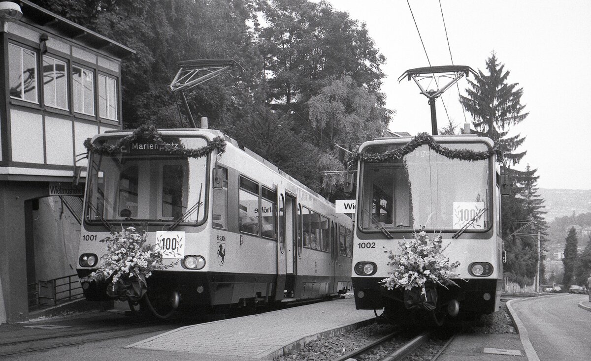 SB__Zahnradbahn__Tw 1001 ('Heslach') und 1002 ('Degerloch') [ZT 4.1; 1982 MAN Nürnberg/SLM Winterthur/AEG Berlin; Antriebssteuerung ab 1999 umgestellt auf Siemens SIBAS] im Blumenschmuck zum 100. Geburtstag (23.08.1984) der Stuttgarter Zahnradbahn an der Wielandshöhe.__15-09-1984