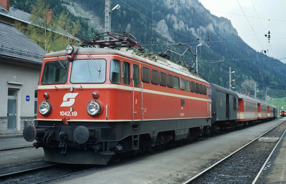 Scan vom Dia: 1042.19, die erst kurze Zeit zuvor in der HW - Linz eine HG erhalten hatte, wartet mit einem Regionalzug im Bahnhof Vordernberg auf die Abfahrt nach Leoben Hbf. (13.05.1984)