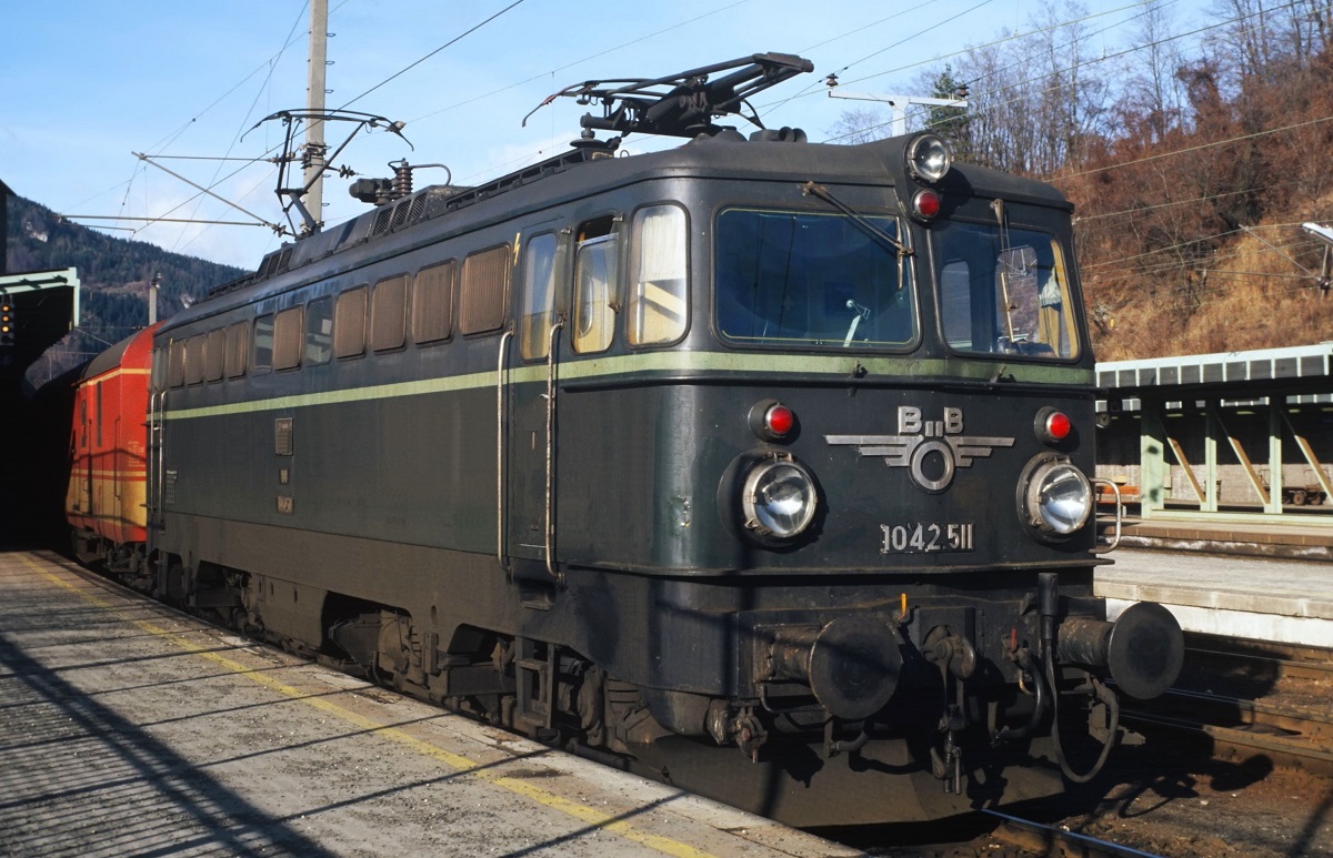 Scan vom Dia: 1042.511 wartet auf Bahnsteig 1 in Bruck an der Mur mit einem Eilzug auf die Abfahrt. (27.12.1983)