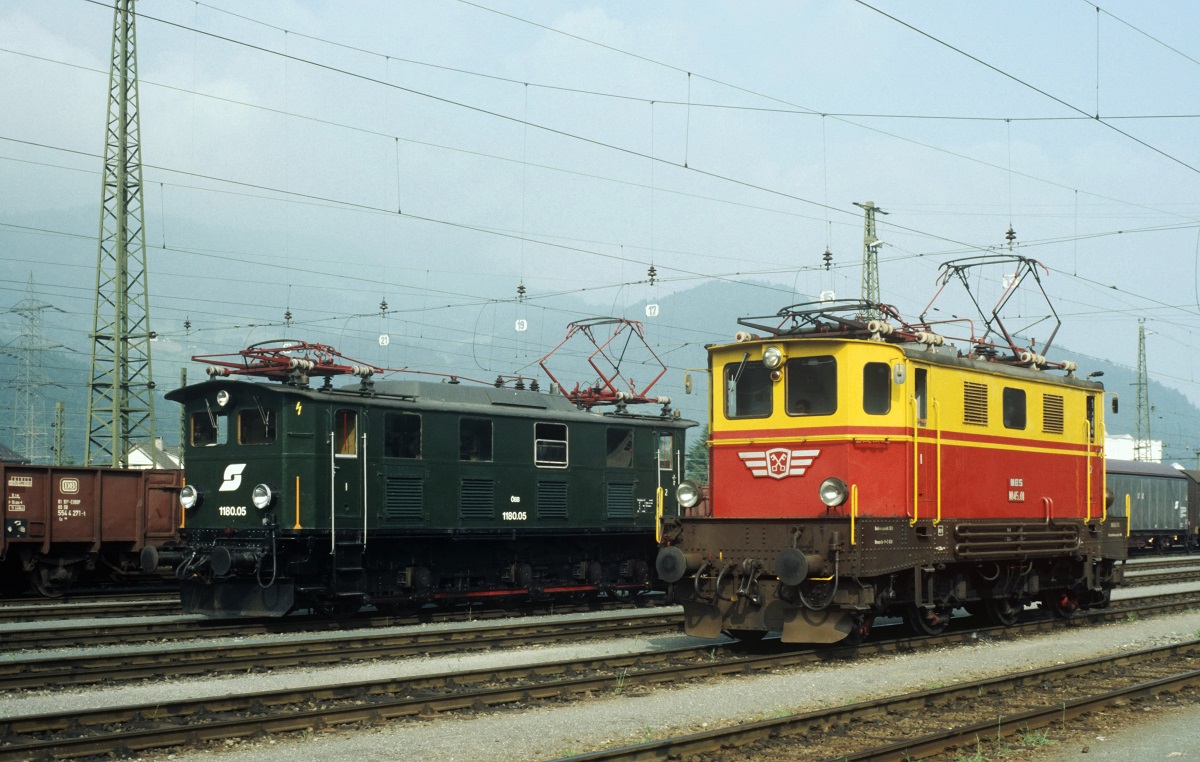 Scan vom Dia: 1180.05 und die von der ÖBB übernommene 1045.01 der Montafonerbahn AG.(MBS) warten im Bhf. Bludenz auf neue Aufgaben. (08.07.1985)