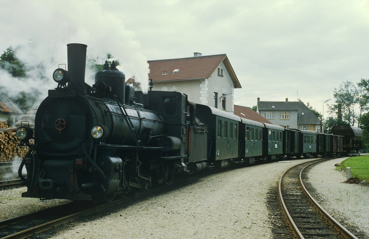 Scan vom Dia: 399.03 hat mit einem GmP (Güterzug mit Personenbeförderung) gerade den Endbahnhof Heidenreichstein erreicht. (17.07.1984)