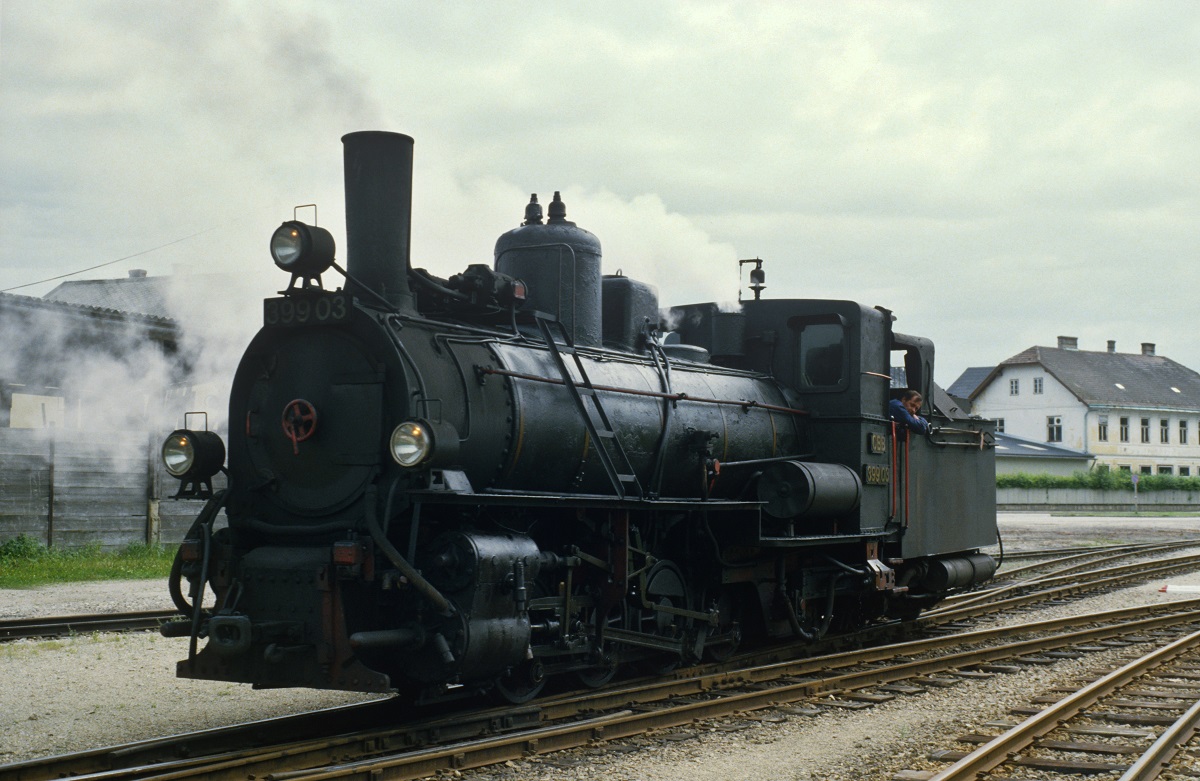 Scan vom Dia: 399.03 während einer Verschubpause im Bhf. Heidenreichstein. (17.07.1984)