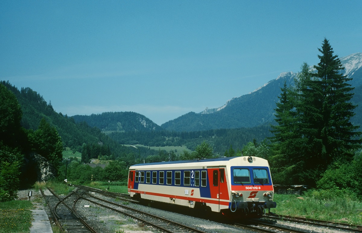 Scan vom Dia: 5047 012 von Neuberg - Ort kommend bei der Einfahrt im Bhf. Neuberg a.d. Mürz. (Juli 1989)