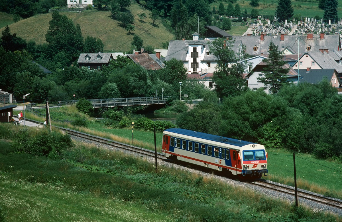 Scan vom Dia: 5047 012 verläßt im  Juli 1989 als Regionalzug nach Mürzzuschlag die Endhaltestelle Neuberg - Ort.
