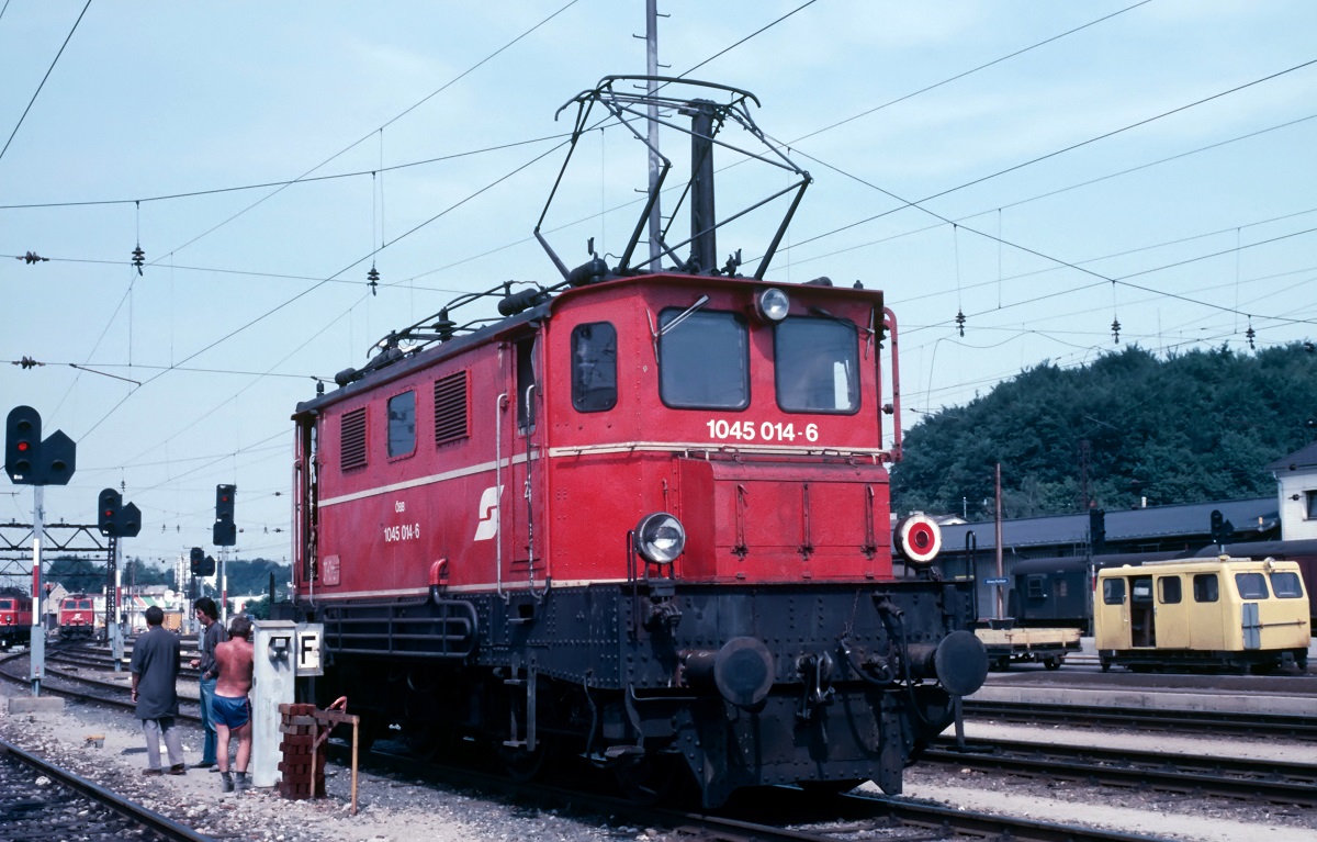 Scan vom Dia: Als Lokzug wartet am 29.07.1986 die 1045.014 in Attnang - Puchheim auf die Abfahrt. In diesem Bahnhof gab es damals noch die letzten Lichtsignale der BBÖ - Bauart aus der Zwischenkriegszeit, die erst um die Jahrtausendwende ersetzt wurden.