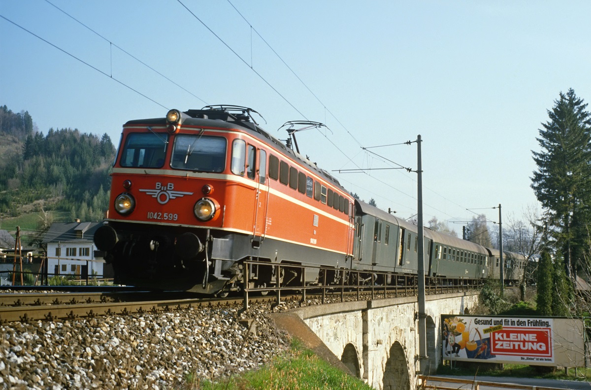 Scan vom Dia: Die 1042.599 konnte kurz hinter der Haltestelle Stübing mit einem Eilzug nach Graz festgehalten werden. (20.04.1984)