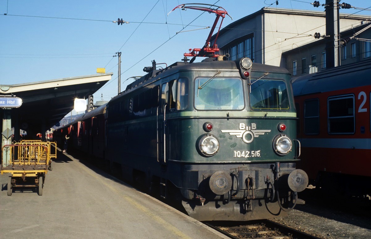Scan vom Dia: Die sich noch fast im Originalzustand befindliche 1042.516 hat mit einem Schnellzug soeben Graz - Hbf. erreicht. (27.12.1983)