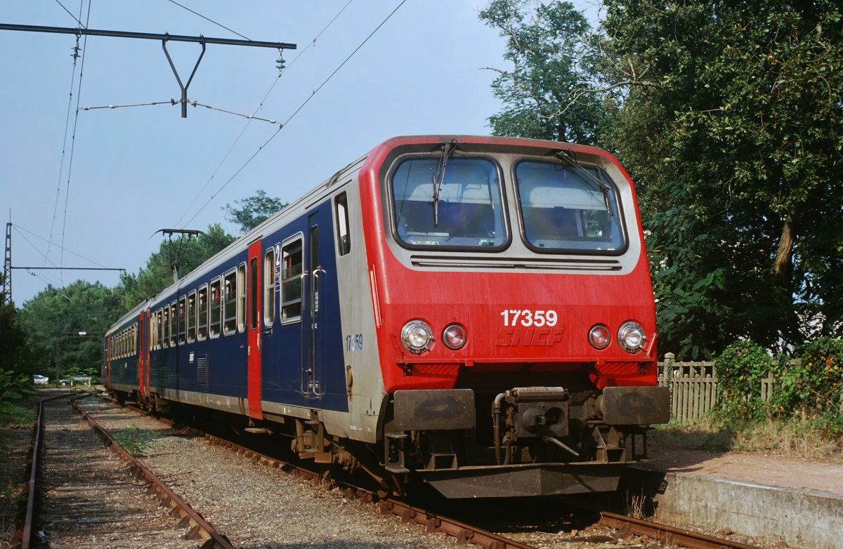 Scan vom Dia: Im August 1997 wartet der Z7359 im Bahnhof von Pointe de Grave, wo die Gironde in den Atlantik mündet, auf die Abfahrt nach Bordeaux.