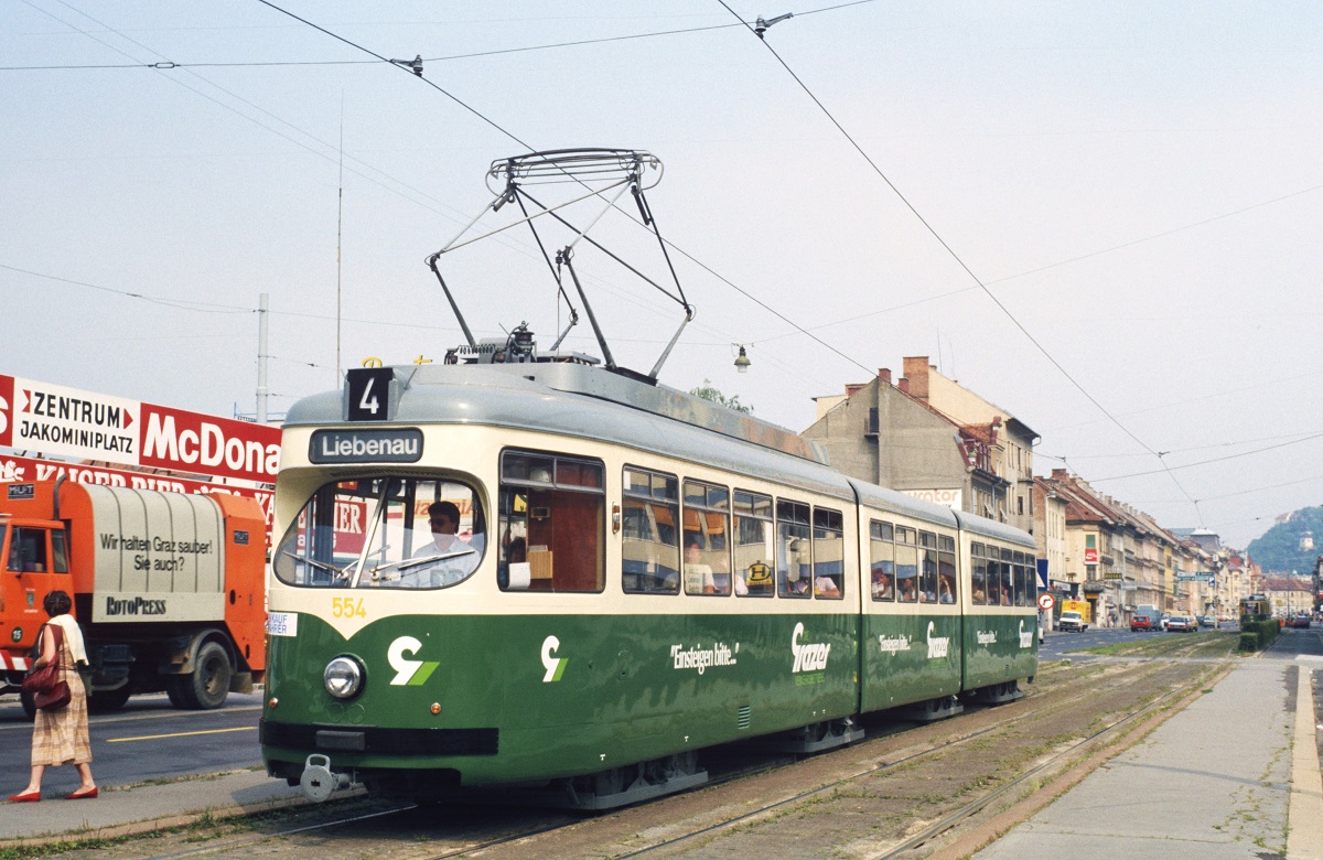 Scan vom Dia: Nur knapp sechs Monate verkehrte der aus Wuppertal gebraucht übernommene Tw.554 in Graz, ehe er einem Zusammenstoss mit einem Feuerwehrauto an der Haltestelle Maut Andritz zum Opfer fiel und daraufhin ausgemustert werden mußte. (C.v.Hötzendorfstraße, Haltestelle Messeplatz, 26.07.1985)