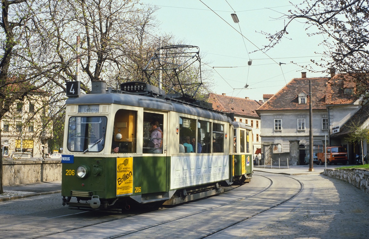Scan vom Dia: Tw.206 + Bw.319B im Einsatz auf der Linie 4 kurz hinter der Haltestelle Keplerbrücke im April 1984. Zwei Jahre später wurde die Garnitur ausgemustert und gelangte zum Straßenbahnmuseum Amsterdam. Aufgrund massiven Platzmangels kamen die beiden Wagen schließlich im Jahr 2011 wieder in ihre Heimatstadt Graz zurück, wo sie nun vom Tramwaymuseum betriebsfähig erhalten werden und bei Sonderfahrten bewundert werden können. 