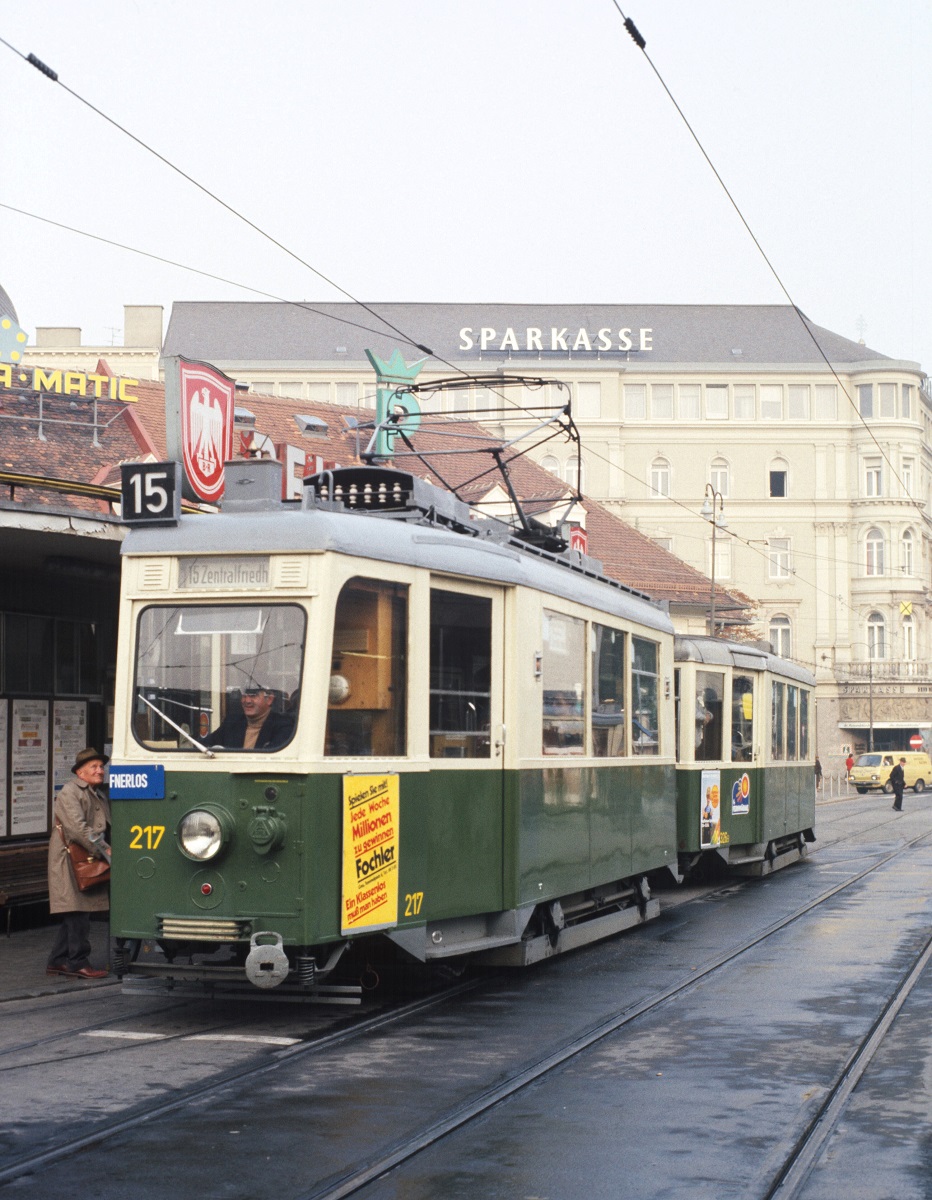 Scan vom Dia: Tw.217 + 326B warten im Einsatz auf der Allerheiligen-Sonderlinie 15 (Hauptbahnhof - Zentralfriedhof) am Jakominiplatz auf die Abfahrt. (31.10.1983)