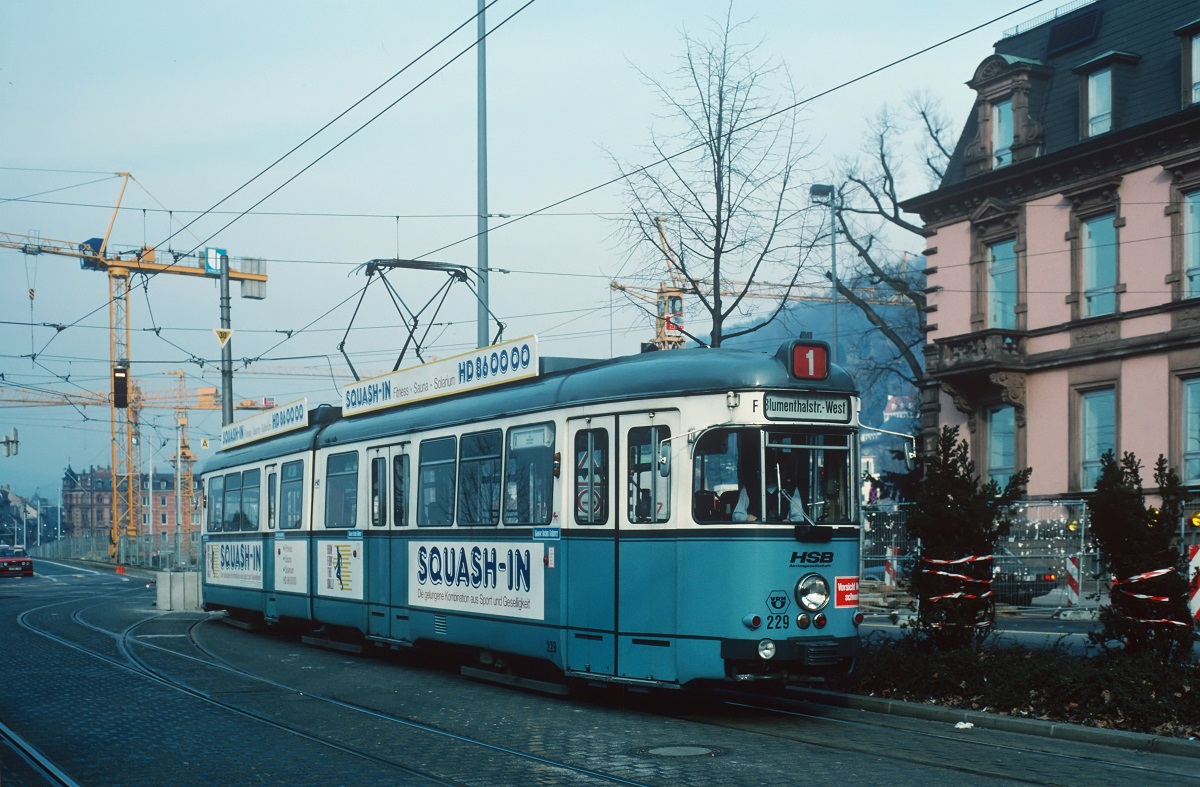 Scan vom Dia: Tw.229 der Linie 1 wartet am Bismarckplatz auf die Abfahrt Richtung Blumenthalstrasse. (09.02.1991)