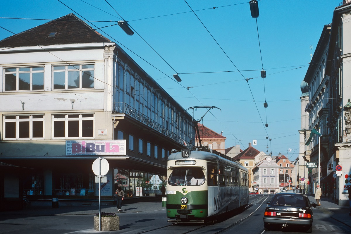 Scan vom Dia: Tw.271 im Einsatz auf der Messelinie 14 (Liebenau - Hauptbahnhof) an der Haltestelle Südtiroler Platz. (29.04.1990)
