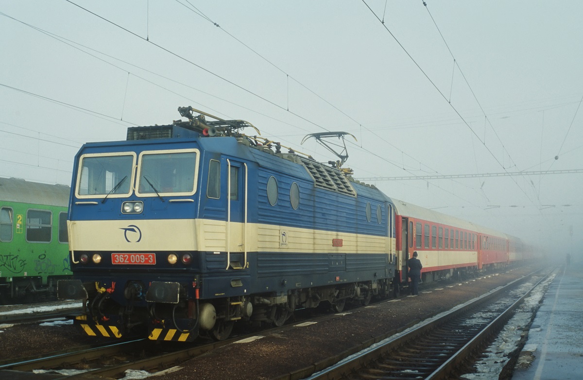 Scan vom Dia: ZSR 362 009-3 wartet mit einem Schnellzug nach Bratislava im Bhf. Trencin auf die Abfahrt. (18.01.2004)