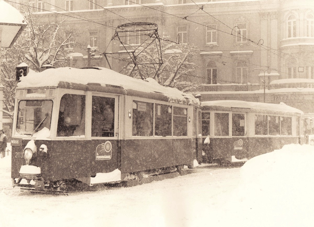 Scan vom SW - Negativ: 203 + 303B als Linie 3 am Jakominiplatz. (10.02.1986)