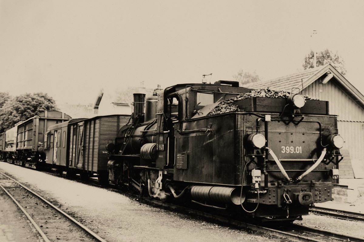 Scan vom SW - Negativ:  399.01 wartet im Bhf. Weitra mit einem Güterzug auf die Abfahrt. (20.07.1984)